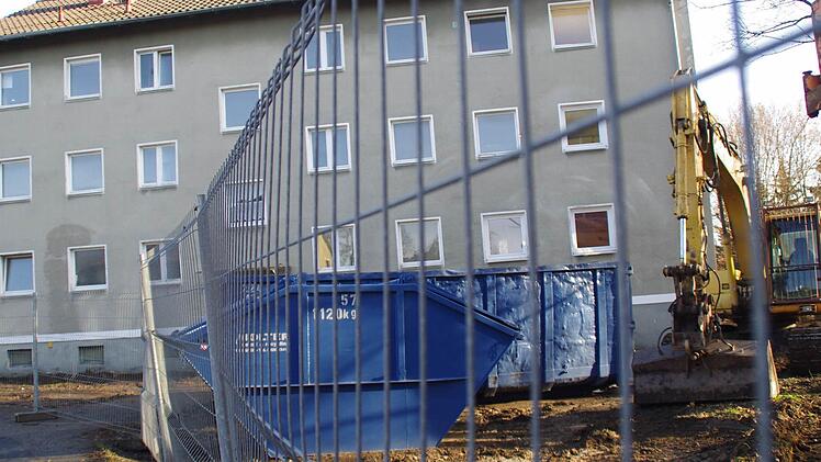 Die Bauzäune stehen, die Abrissarbeiten schreiten voran. Wie, wann und von wem gebaut wird, steht jedoch noch infrage. Die neue Situation für das Kronacher Feuerwehrhaus und die Atemschutzübungsanlage soll nun doch erst 2014 geklärt werden. Foto: Marco Meißner