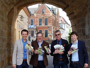 Sie stellten die neue Lichtenfels-Postkarte vor (von links): Andreas Hügerich, Manfred Rauh, Manfred Diller und Steffen Hofmann Foto: Andreas Welz