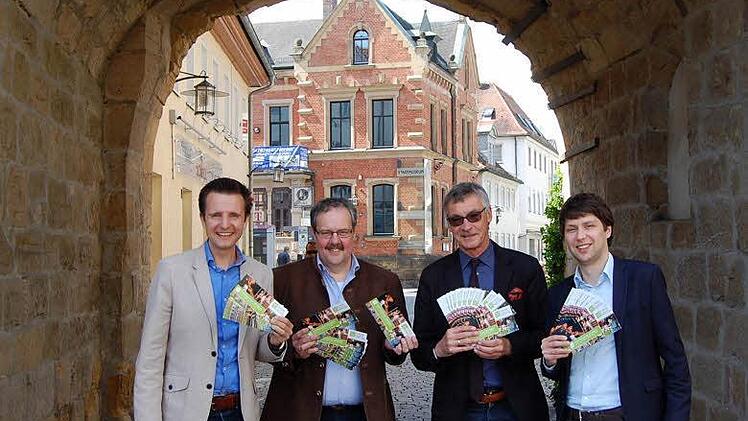 Sie stellten die neue Lichtenfels-Postkarte vor (von links): Andreas Hügerich, Manfred Rauh, Manfred Diller und Steffen Hofmann Foto: Andreas Welz