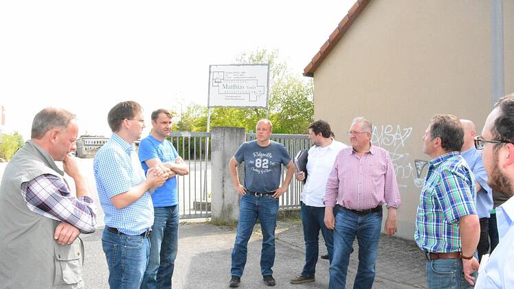 In diesem Bereich in Maroldsweisach entstehen immer wieder brenzlige Situationen beim Ausfahren vom Gelände der Firma Welz. Foto: Schmidt