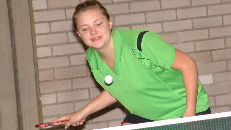 Katja Schwemmlein von der SG Neuses gewann in Kulmbach das letzte Einzel des Tages und sicherte damit ihrer Mannschaft das 7:7-Unentschieden.  Foto: Hans Franz