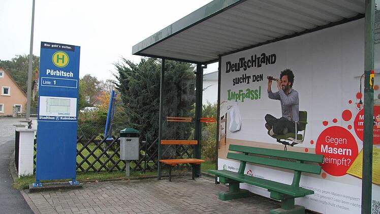 Normalerweise stand um 9.10 am Pörbitscher Platz immer eine Klinikums-Mitarbeiterin, jetzt ist die Bushaltestelle verwaist. Foto: Sonny Adam