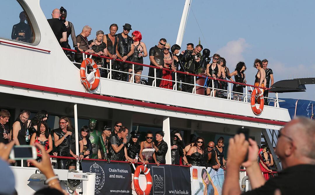 Lack- und Lederschiff «Torture Ship»