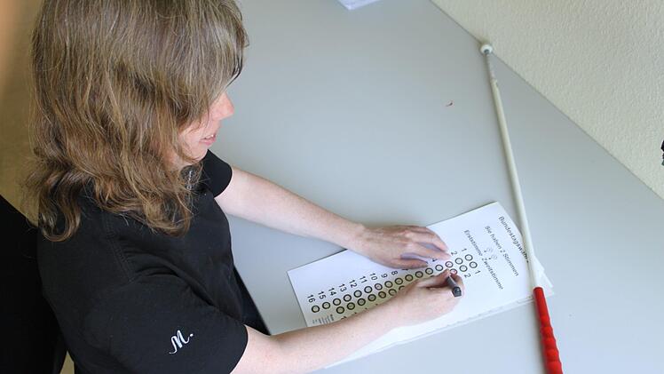 So sehen Wahlschablonen aus. Foto: Deutscher Blinden- und Sehbehindertenbund