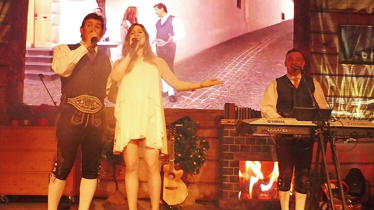 Die "Ladiner" begeisterten die Zuhörer bei ihrem Weihnachtskonzert im Schützenhaus Kronach. Im Bild (von links) Front-Sänger Joakin Stuffer, seine Tochter Nicol Stuffer und Otto Demetz. Foto: Dieter Wolf