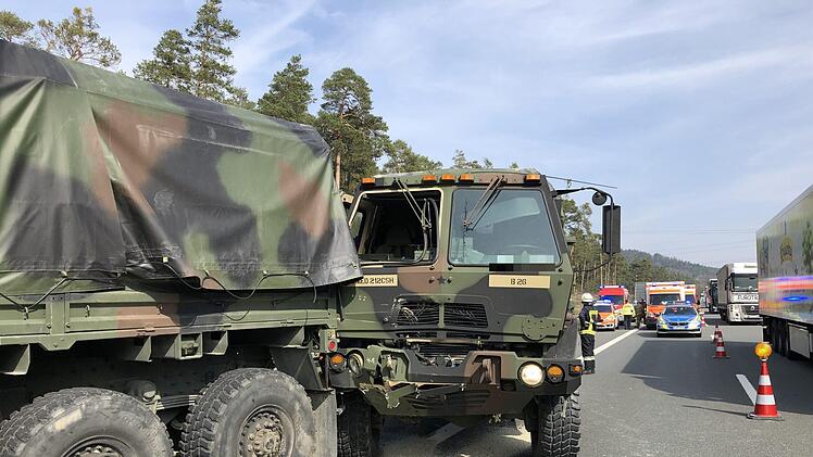 Ein Konvoi der US-Armee hat am Dienstagnachmittag einen Unfall auf der A6 im Kreis Nürnberger Land. Foto: NEWS5 / Schmelzer