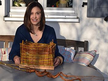 Die Korbstadtkönigin Alicia I. perfektioniert gerade ihre Flechtkünste. Foto: Heidi Bauer