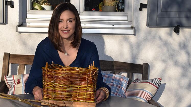 Die Korbstadtkönigin Alicia I. perfektioniert gerade ihre Flechtkünste. Foto: Heidi Bauer