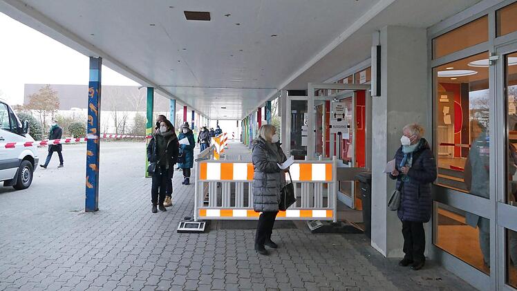 Am frühen Morgen war an der Blauen Schule der Andrang noch am größten. Foto: Marion Krüger-Hundrup