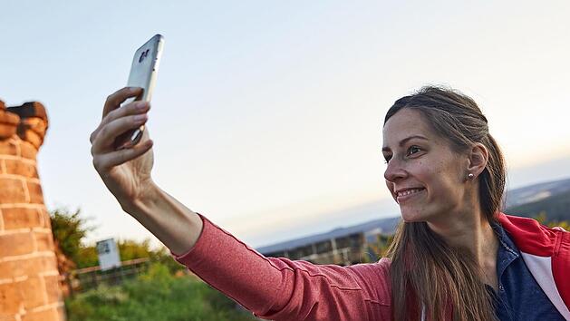 Selfie mit Burgblick: Der Landkreis Ha&szlig;berge bietet Ausfl&uuml;glern viele lohnende Ziele und Motive.