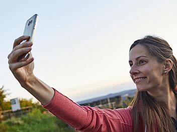 Selfie mit Burgblick: Der Landkreis Haßberge bietet Ausflüglern viele lohnende Ziele und Motive.
