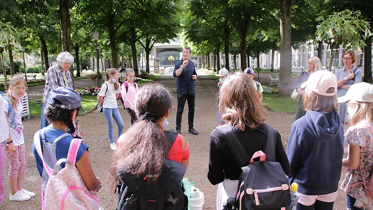 Schulausflug der 4b der Sinnberg-Grundschule für ein Unesco-Kunstprojekt in den Bad Kissinger Kurgarten. Foto: Benedikt Borst