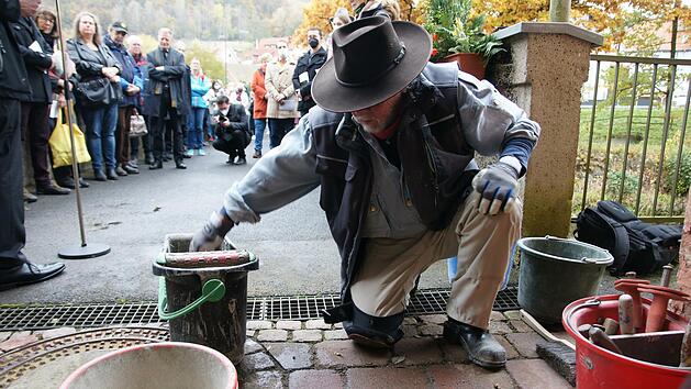 Der K&uuml;nstler Gunter Demnig verlegte in der alten Pforte des Pflegeheims schloss R&ouml;mershag zwei Stolpersteine f&uuml;r Therese Wittekind und Julie Nordschild.  Foto: Steffen Standke