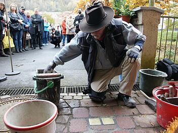 Der Künstler Gunter Demnig verlegte in der alten Pforte des Pflegeheims schloss Römershag zwei Stolpersteine für Therese Wittekind und Julie Nordschild.  Foto: Steffen Standke