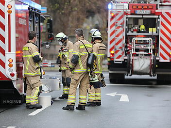 Feuerwehr und Rettungsdienst eilten zur Fürther Dienststelle der Autobahndirektion Nordbayern, weil Qualm aus den Kellerräumen drang.