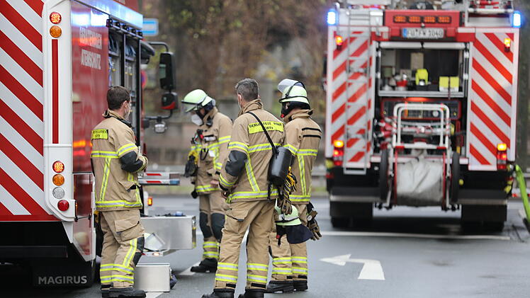 Feuerwehr und Rettungsdienst eilten zur Fürther Dienststelle der Autobahndirektion Nordbayern, weil Qualm aus den Kellerräumen drang.