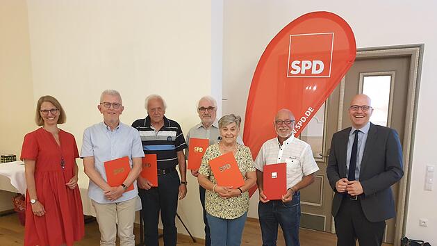 Vorsitzende Maren Schmitt (von links) ehrte bei der Jahreshauptversammlung der SPD Bad Kissingen langjährige Mitglieder: Norbert Paulus, Peter Knopp, Michael Langheinrich, Rosalinde Heider und Roland Eckstein.  Oberbürgermeister Dirk Vogel gratuli...