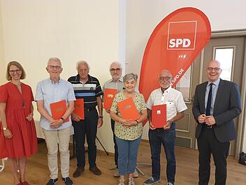 Vorsitzende Maren Schmitt (von links) ehrte bei der Jahreshauptversammlung der SPD Bad Kissingen langjährige Mitglieder: Norbert Paulus, Peter Knopp, Michael Langheinrich, Rosalinde Heider und Roland Eckstein.  Oberbürgermeister Dirk Vogel gratuli...