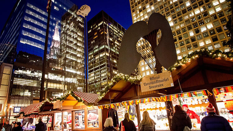 Kuriose US-Christkindlesmarkt-Kopie sorgt für Begeisterung - mit Nürnberger Bratwurst und Glühwein