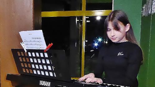Die Musikschülerin Vivien Schleidowetz spielte Daniel Hellbachs „Nostalgia“ am Keyboard.