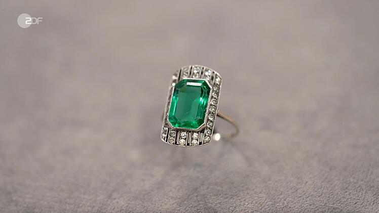 Patrick Lessmann datierte einen Art-d&eacute;co-Schmuck aus 333er Gold und Silber in den 1920er-Jahren. Leider waren die Steine aber nur aus Glas. Deshalb sch&auml;tzte er den Ring nur auf 80 bis 100 Euro. Der Wunschpreis lag bei 50 Euro. Doch Julian Schmitz-Avila zahlte dennoch 200 Euro.