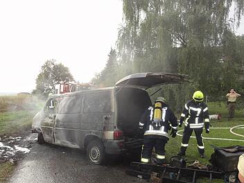 Nur noch Schrottwert hatte der ausgebrannte VW-Bus. Die Scheune, in der er abgestellt war, blieb weitestgehend unbeschädigt. Foto: Wolfgang Wimmel