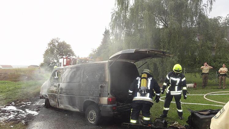 Nur noch Schrottwert hatte der ausgebrannte VW-Bus. Die Scheune, in der er abgestellt war, blieb weitestgehend unbeschädigt. Foto: Wolfgang Wimmel