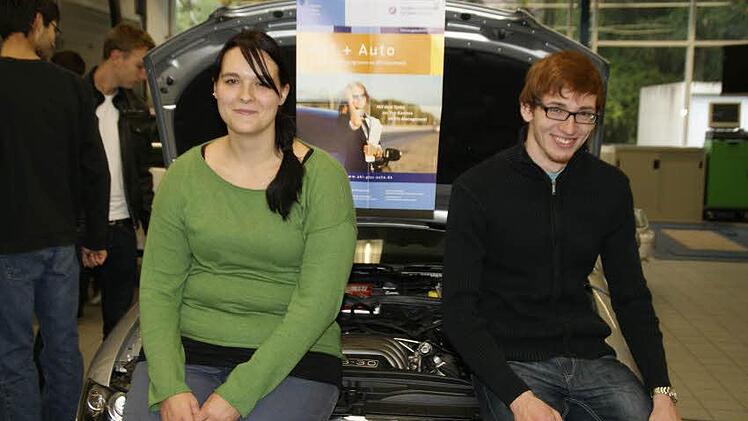 Beatrice Fuchs aus Reichenbach und Johannes Raum sind zwei der Abiturienten, die ihre Ausbildung im Rahmen von "Abi und Auto" absolvieren. Das Programm ist eine Kombination aus verkürzter Ausbildung zum Kfz-Mechatroniker und einer gezielten Weiterqualifizierung zum Kfz-Techniker/Meister.Foto: Sabine Weinbeer