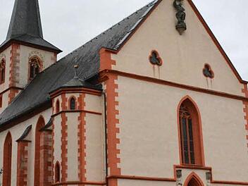 Die Stadtpfarrkirche St. Johannes dem Täufer in Hofheim wurde einer grundlegenden Innenrenovierung unterzogen, zu der die Stadt 50.000 Euro beisteuert.  Foto: Schmidt