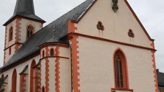 Die Stadtpfarrkirche St. Johannes dem Täufer in Hofheim wurde einer grundlegenden Innenrenovierung unterzogen, zu der die Stadt 50.000 Euro beisteuert.  Foto: Schmidt