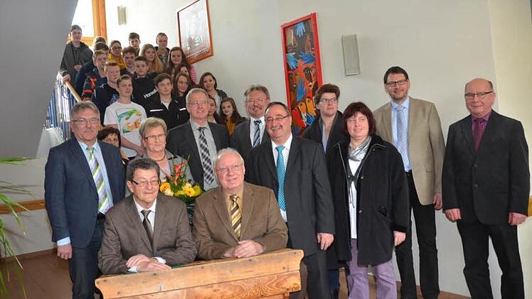 Groß war die Zahl der Ehrengäste, die Josef Rebhan in den Ruhestand verabschiedeten. Vorne sitzend die beiden ehemaligen Rektoren Rudolf Kestel und Günther Hanna. Stehend von links, Schulamtsdirektor Uwe Dörfer, Liane Wachter, Irene Rebhan, Josef Rebhan, Bürgermeister Hans Pietz und Rektor Reinhard Horn mit weiteren Ehrengästen und den Schülern der Klasse 9 a. Foto: K.- H. Hofmann