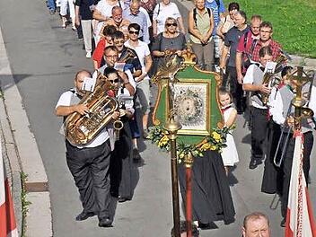 Unter den Klängen des Musikvereins Mainroth zogen die Pilger aus Mainroth und Maineck in die Basilika Marienweiher ein. Foto: Ingrid Kohles