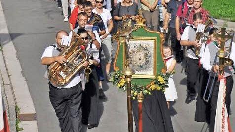 Unter den Klängen des Musikvereins Mainroth zogen die Pilger aus Mainroth und Maineck in die Basilika Marienweiher ein. Foto: Ingrid Kohles