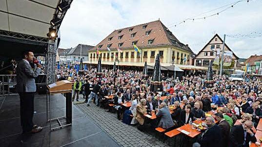 Bürgermeister Andreas Hügerich bei seiner Begrüßung