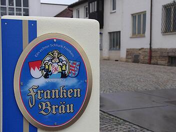 "Resi" kehrt zurück. Die junge Frau mit den Bierkrügen ziert künftig wieder das Logo und die Etiketten der Franken Bräu. Foto: Marco Meißner