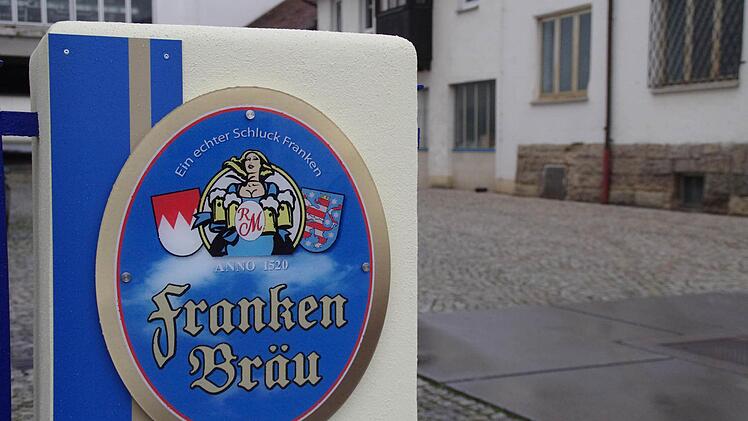 "Resi" kehrt zurück. Die junge Frau mit den Bierkrügen ziert künftig wieder das Logo und die Etiketten der Franken Bräu. Foto: Marco Meißner