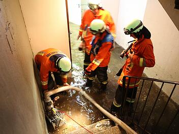Zu 80 Einsätzen mussten die Feuerwehren der Stadt Nürnberg am Montagabend ausrücken. Meist waren durch den Starkregen die Keller vollgelaufen. Foto: News5/Grundmann