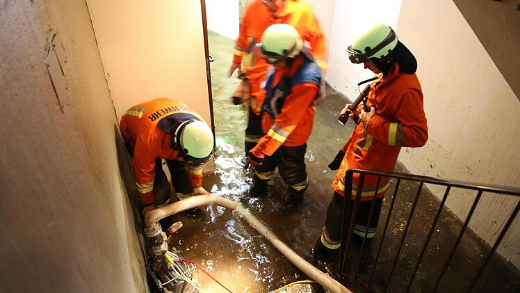 Zu 80 Einsätzen mussten die Feuerwehren der Stadt Nürnberg am Montagabend ausrücken. Meist waren durch den Starkregen die Keller vollgelaufen. Foto: News5/Grundmann