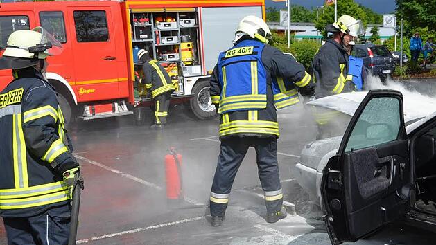 Ein Pkw brannte am Mittwoch im Bad Kissinger Stadtteil Garitz.  Foto: Peter Rauch