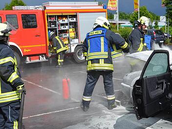Ein Pkw brannte am Mittwoch im Bad Kissinger Stadtteil Garitz.  Foto: Peter Rauch