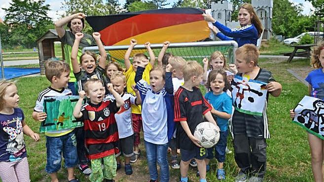 Das EM-Fieber hat im Sancta Maria Kindergarten in Adelsdorf nicht nur die Erzieherinnen Heidi und Steffi, sondern auch die Kinder der Gelben Gruppe angesteckt. Hier demonstrieren sie, wie laut sie bei einem Tor der deutschen Nationalelf jubeln können.