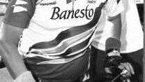 Sportlicher Landrat: 1996 fährt Klaus Peter Söllner die Radstrecke bei einer Ultra-Triathlon-Staffel. Foto: BR-Archiv