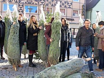 Am Marktplatz konnten sich 28 Höchstadter Geschäftsleute ihre Weihnachtsbäume abholen.  Foto: Andreas Dorsch