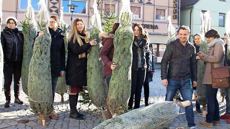 Am Marktplatz konnten sich 28 Höchstadter Geschäftsleute ihre Weihnachtsbäume abholen.  Foto: Andreas Dorsch