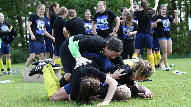 Nach dem Schlusspfiff zogen die Frensdorferinnen die Meistershirts über und begannen noch auf dem Platz mit den Feierlichkeiten. Foto: sportpress