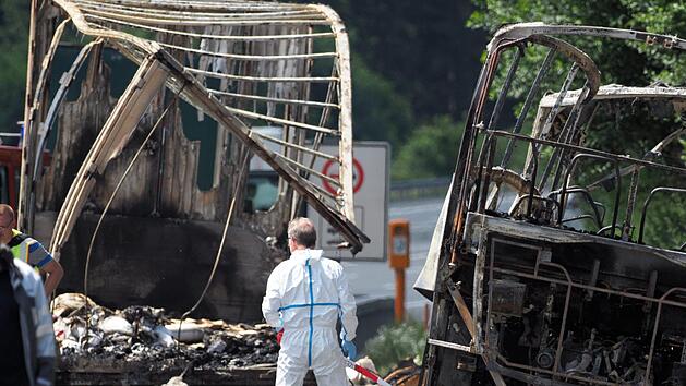 Münchberg: Ermittler  arbeiten an der Unfallstelle auf der Autobahn A9. Bei dem schweren Busunfall in Oberfranken sind vor einem Jahr 18 Menschen ums Leben gekommen.  Foto: Nicolas Armer/dpa