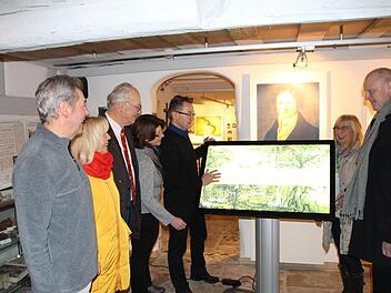 Herbert Fiederling, Babsi Cremer, Kurt Renner, Annja Herrmann, Thomas Kaufmann, Anita Kopp und Gerald Brehm (von links) vor dem neuen Gerät im Spixmuseum.