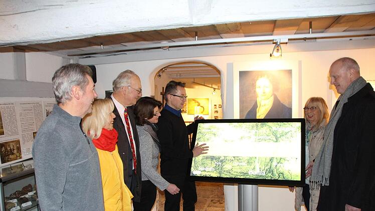 Herbert Fiederling, Babsi Cremer, Kurt Renner, Annja Herrmann, Thomas Kaufmann, Anita Kopp und Gerald Brehm (von links) vor dem neuen Gerät im Spixmuseum.