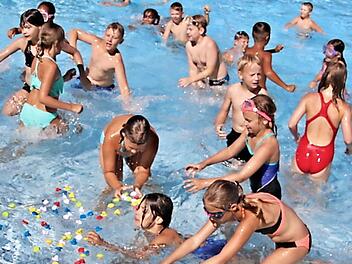 Eine Aktion beim Schwimmtag: Wer erhascht zuerst die Schwimm-Entchen, um für seine Klasse Punkte zu sammeln?  Foto: Helmut Will