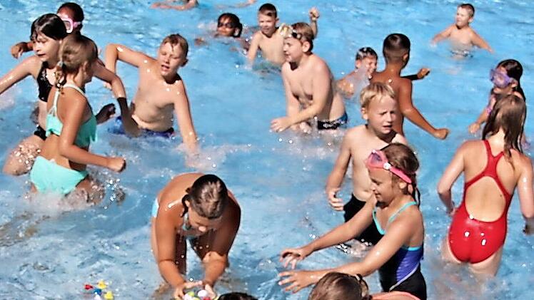 Eine Aktion beim Schwimmtag: Wer erhascht zuerst die Schwimm-Entchen, um für seine Klasse Punkte zu sammeln?  Foto: Helmut Will